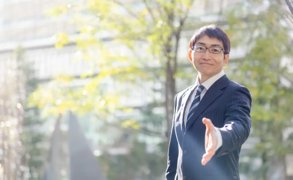 笑顔で握手を求める男性