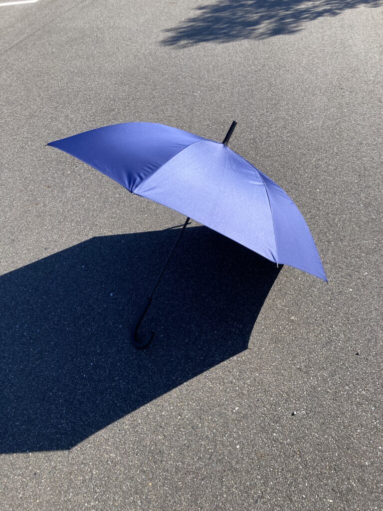 紺色の日傘開いて置いてある