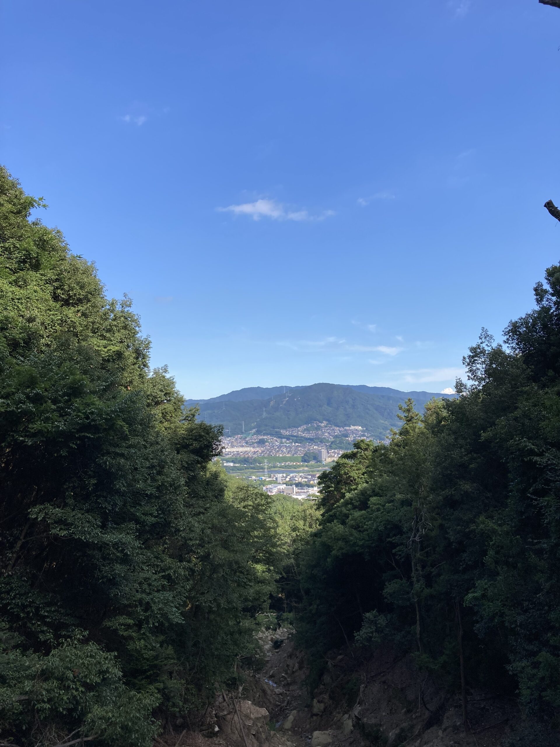 山の滝の上からの観た景色