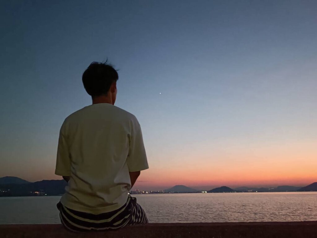 海を眺めるふくまる